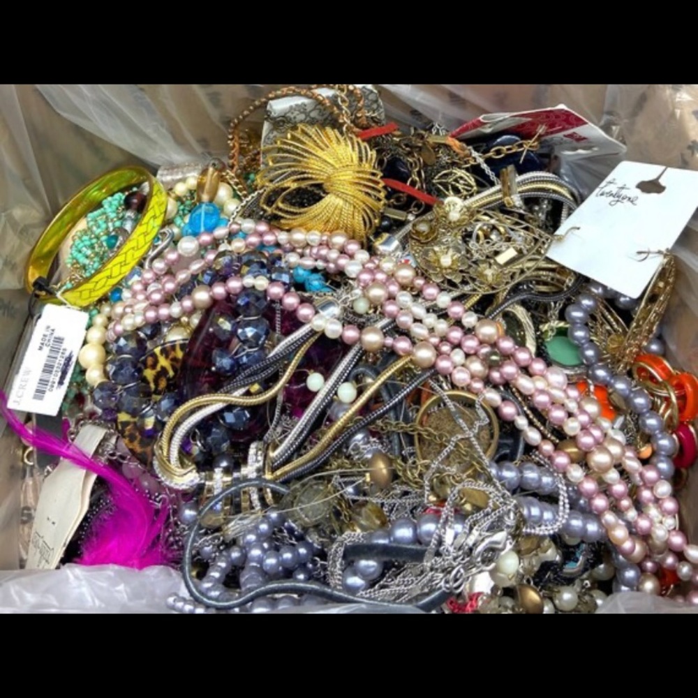 2 LBS Wearable Jewelry Lot Mystery Grab Bag Fashion Costume Vintage - Modern - Picture 3 of 7